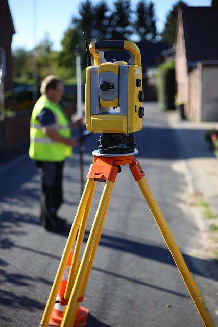 Instrument geodezyjny używany do pomiarów działki przed opracowaniem mapy do celów projektowych.