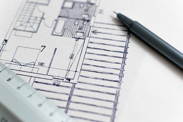 Rzut domu, ołówek i linijka jako część dokumentacji do adaptacji projektu.