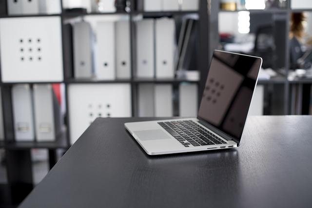 Laptop używany do przygotowania i wysłania elektronicznego wniosku o pozwolenie na budowę.